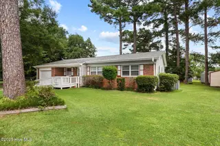 1 Lee Court, Jacksonville, NC 28546 — 3-bedroom home in Windsor Manor, Jacksonville, NC, photo 2 of 26: lee-3