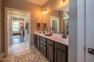 374 Glade Drive, Aberdeen, NC 28315 – photo 21: 23_Owners Bath (Large)