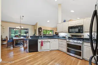 908 Sawgrass Court, New Bern, NC 28560 – photo 6: Gas stove