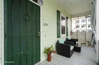 1204 Castle Street, Wilmington, NC 28401 – photo 8: 4-web-or-mls-DSC04156