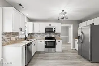 111 Summercreek Drive, Jacksonville, NC 28546 — 4-bedroom home in Bay Meadows, Jacksonville, NC, photo 11 of 32