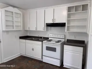 226 Calhoun Drive, Wilmington, NC 28412 — 2-bedroom home in Belmont, Wilmington, NC, photo 5 of 12: Nice Freshly painted kitchen