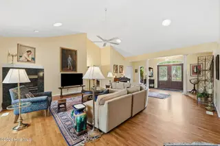 908 Sawgrass Court, New Bern, NC 28560 – photo 14: Vaulted ceilings