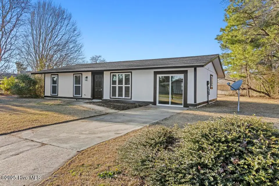 402 Shamrock Drive, Jacksonville, NC 28540 – photo 1 of 27: Front of House