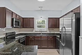 323 Cedar Island Trail, Holly Ridge, NC 28445 — 3-bedroom townhome in The Landing At Folkstone, Holly Ridge, NC, photo 12 of 36: 16_kitchen