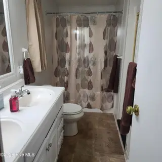 107 Eagle Ridge Drive, Dudley, NC 28333 — 4-bedroom manufactured home in Eagle Ridge, Dudley, NC, photo 13 of 17: Primary Bathroom