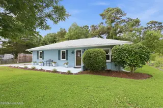 923 N Yaupon Terrace, Morehead City, NC 28557 – photo 3: 2-web-or-mls-IMG_7504