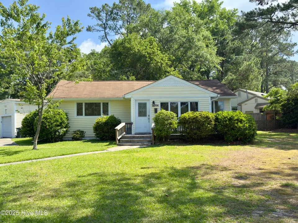 2014 Center Avenue, New Bern, NC 28560 – photo 1 of 37: 2014 Center Ave Front View