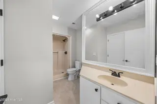 5122a Greenville Loop Road, Wilmington, NC 28409 — 4-bedroom townhome, Wilmington, NC, photo 7 of 56: 7_bathroom