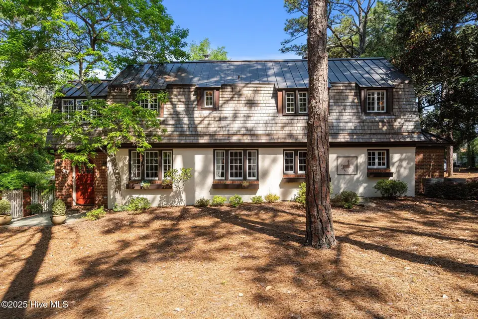 100 S Ridge Street, Southern Pines, NC 28387 – photo 1 of 51: 22-web-or-mls-DSC03973
