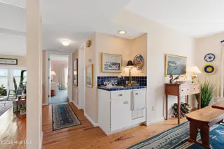 590 Westport Drive H1 Westport, Pine Knoll Shores, NC 28512 – photo 18: Wet bar