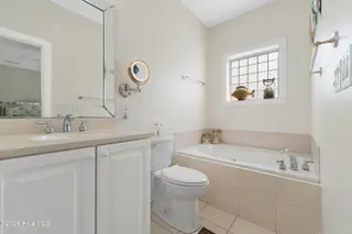 104 S 3rd Street I-1 & Slip 5 Atlantic Harbour, Morehead City, NC 28557 – photo 16: Primary ensuite