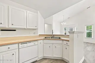 100 Jasmine Court, Morehead City, NC 28557 – photo 15: 34-web-or-mls-100-Jasmine-Ct-054_edit