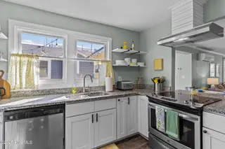 208 Hamlet Avenue, Carolina Beach, NC 28428 — 3-bedroom home, Carolina Beach, NC, photo 7 of 49: 22-web-or-mls-BTS00839