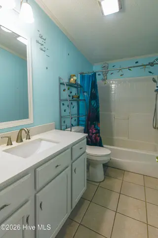 118 Woodland Drive, Swansboro, NC 28584 — 3-bedroom manufactured home in Hadnot Creek, Swansboro, NC, photo 10 of 16: Hall bath