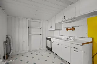 2205 Bay Street, Morehead City, NC 28557 – photo 10: Kitchen