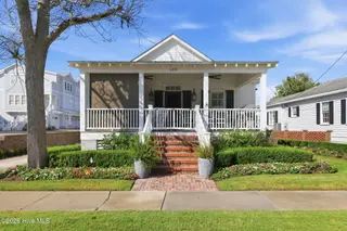 109 Broad Street, Beaufort, NC 28516 – photo 2: Front porch with sunshades