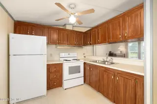100 Lindsey Court, Beaufort, NC 28516 — 3-bedroom manufactured home in Green Meadows, Beaufort, NC, photo 20 of 38: Kitchen