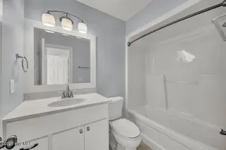 227 Gazebo Court, Wilmington, NC 28409 — 6-bedroom home in Inlet Point Harbor, Wilmington, NC, photo 18 of 67: Second-Floor En-suite Bathroom 1
