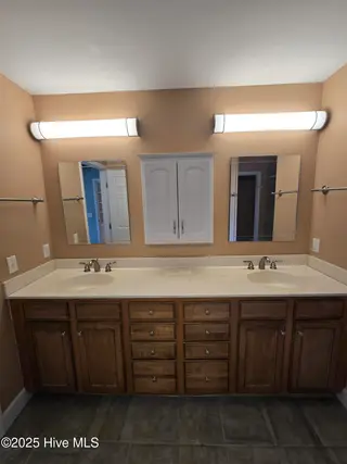 833 Fifty Lakes Drive, Southport, NC 28461 – photo 15: Primary Bathroom