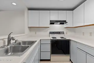 231 Saint Luke Court, Wilmington, NC 28409 — 2-bedroom waterfront townhome in Caneel Cove, Wilmington, NC, photo 12 of 38: 36-web-or-mls-BTS02058