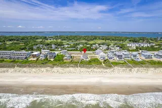 125 Roosevelt Drive, Pine Knoll Shores, NC 28512 — 5-bedroom home in Roosevelt Beach, Pine Knoll Shores, NC, photo 10 of 61: Oceanfront PKS home in Roosevelt Beach