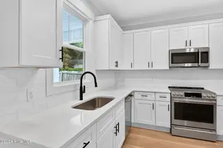 2303 Chestnut Street, Wilmington, NC 28405 — 3-bedroom home in Chestnut Heights, Wilmington, NC, photo 21 of 53: Kitchen window