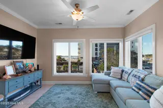 104 S 3rd Street J1 & Slip #55 Atlantic Harbour, Morehead City, NC 28557 – photo 5: Living room with lots of natural light