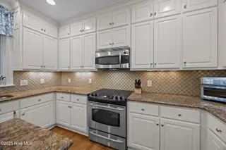 900 Chesapeake Place, Greenville, NC 27858 – photo 4: Kitchen