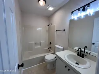 317 Beechwood Drive, Havelock, NC 28532 – photo 20: Upstairs bathroom