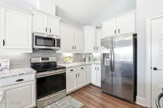 6479 Bryson Drive SW, Ocean Isle Beach, NC 28469 – photo 15: Plenty of cabinetry/counterspace/pantry