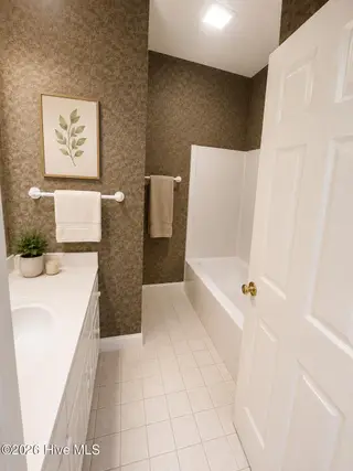 401 Village Green Court, Trent Woods, NC 28562 – photo 6: guest bath
