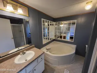 119 Edgewater Lane, Richlands, NC 28574 — 2-bedroom manufactured home in Chapel Ridge, Richlands, NC, photo 22 of 34: Master Bathroom