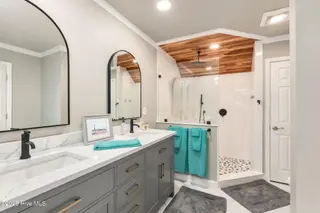 165 Cedar Lane, Newport, NC 28570 — 3-bedroom home in Gull Harbor, Newport, NC, photo 20 of 48: Full Bath w/ Walk-In Shower