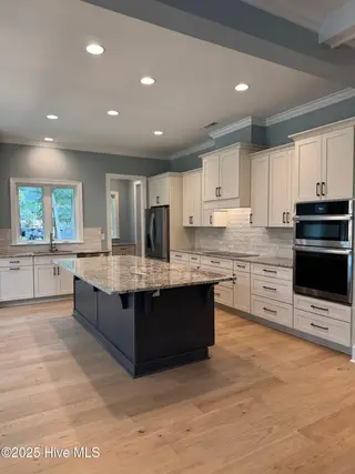 209 Coastal Dune Court, Wilmington, NC 28412 — 3-bedroom home in Riverlights, Wilmington, NC, photo 9 of 27: Brookshire Kitchen
