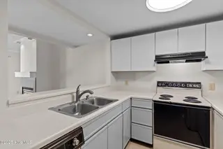 231 Saint Luke Court, Wilmington, NC 28409 — 2-bedroom waterfront townhome in Caneel Cove, Wilmington, NC, photo 10 of 38: 37-web-or-mls-BTS02061