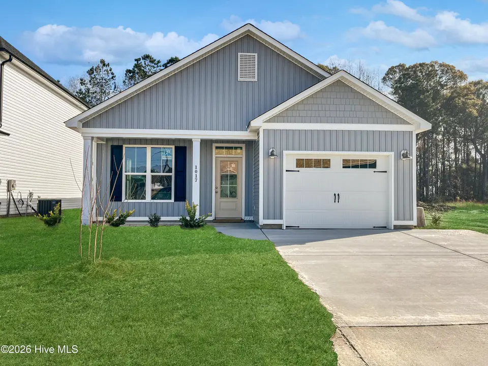 45 Bristol Bay Drive, Lake Waccamaw, NC 28450 – photo 1 of 16: Palm Architectural Style