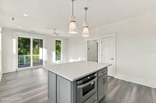 52 Pier View Court, Hampstead, NC 28443 — 3-bedroom waterfront home, Hampstead, NC, photo 21 of 60: 30_kitchen & living area