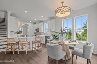 609 Cannonsgate Drive, Newport, NC 28570 – photo 8: Staged Eat-In Dining