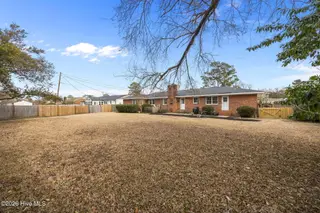129 Tanbridge Road, Wilmington, NC 28405 – photo 7: 15-web-or-mls-Photo Feb 24 2026, 5 30 02
