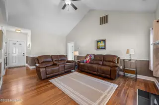 109 Fernie Lane, New Bern, NC 28560 – photo 7: Vaulted ceilings