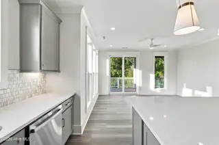 52 Pier View Court, Hampstead, NC 28443 — 3-bedroom waterfront home, Hampstead, NC, photo 20 of 60: 29_kitchen & living area