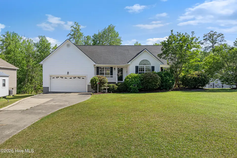317 Appaloosa Court, Swansboro, NC 28584 – photo 1 of 40: Amazing home in White Horse Ridge