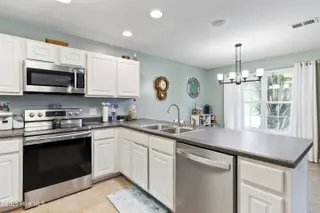 2947 Bay Village Street, Shallotte, NC 28470 — 3-bedroom home in Green Bay Village, Shallotte, NC, photo 16 of 33: Island seating