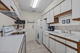 9100 Reed Drive 4305, Emerald Isle, NC 28594 – photo 4: Kitchen