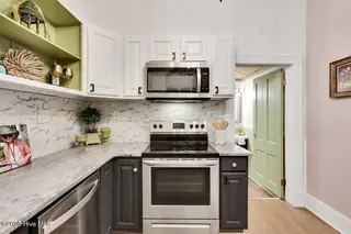 402 S 5th Avenue, Wilmington, NC 28401 – photo 20: Updated kitchen