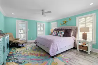 221 Sound Side Drive, Atlantic Beach, NC 28512 — 5-bedroom home in Bay Ridge, Atlantic Beach, NC, photo 5 of 60: Third floor primary suite