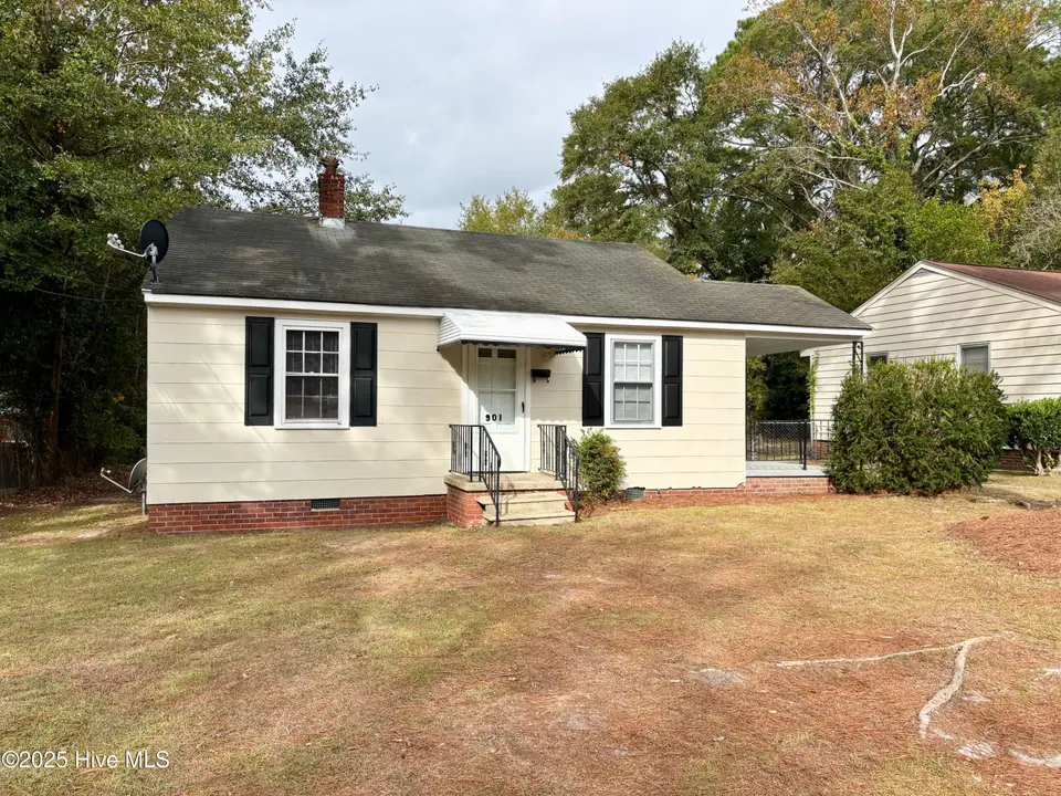 901 S Andrews Avenue, Goldsboro, NC 27530 — 2-bedroom home in Woodford, Goldsboro, NC, photo 1 of 11: front