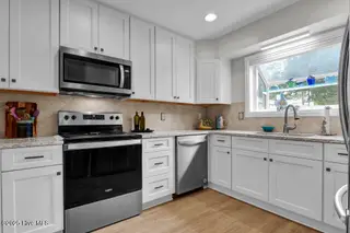 6012 Inland Greens Drive, Wilmington, NC 28405 – photo 9: Kitchen