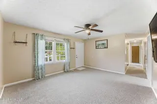 409 Bradford Drive, New Bern, NC 28560 – photo 4: Living Area